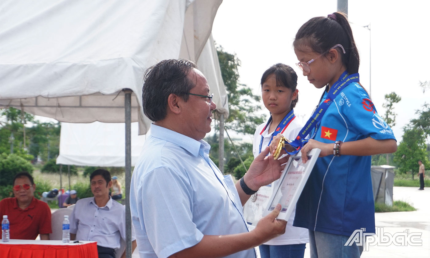 Ban Tổ chức trao Giải cho các VĐV đạt thành tích cao. 