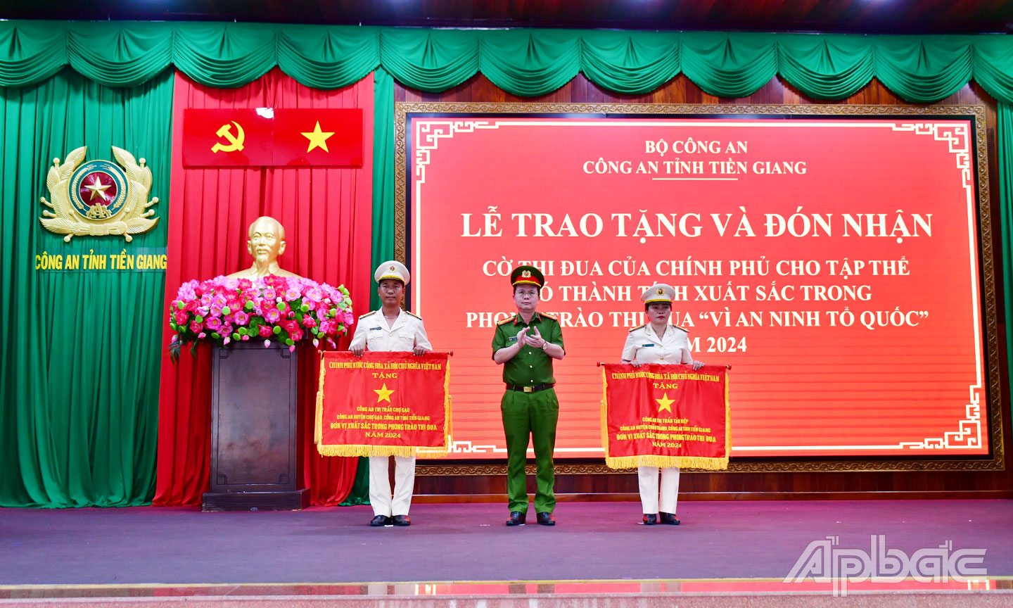 Đại tá Nguyễn Minh Tân, Phó Giám đốc Công an tỉnh trao Cờ thi đua của Thủ tướng Chính phủ cho 02 đơn vị thuộc Công an tỉnh Tiền Giang. Ảnh: Đặng Thanh
