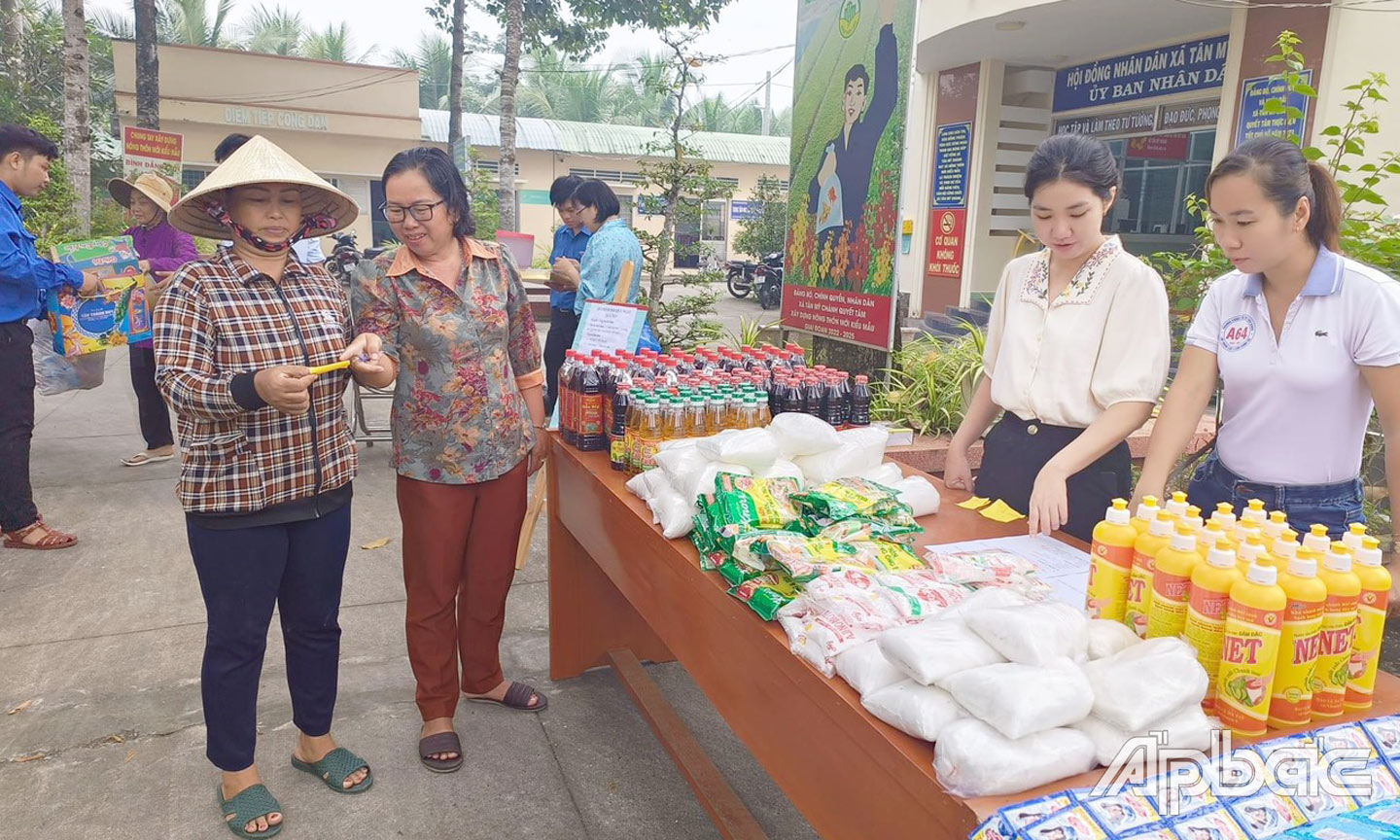 Mô hình Thu gom rác thải tái chế đổi quà tại xã NTM kiểu mẫu Tân Mỹ Chánh, TP. Mỹ Tho.