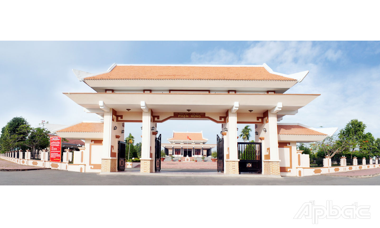 Khu lưu niệm Chủ tịch HĐBT Phạm Hùng hiện tọa lạc tại ấp Long Thuận A, xã Long Phước, huyện Long Hồ, tỉnh Vĩnh Long.