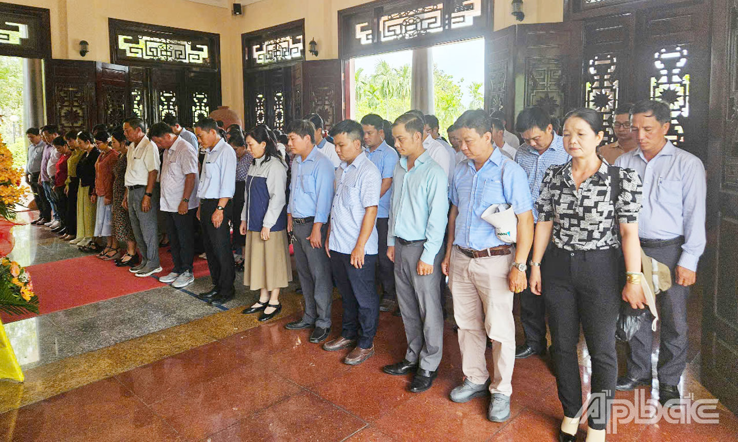 Thắp hương tưởng nhớ cố Chủ tịch HĐBT Phạm Hùng.