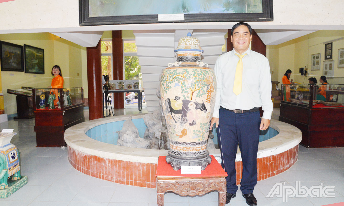 Anh Tuấn với chiếc chóe cao 1,2 m có đóng dấu Thành Lễ được trưng bày tại Bảo tàng Tiền Giang dịp Giỗ Tổ Hùng Vương với Chuyên đề “Hội ngộ gốm Nam bộ xưa - Tiền Giang năm 2025”.