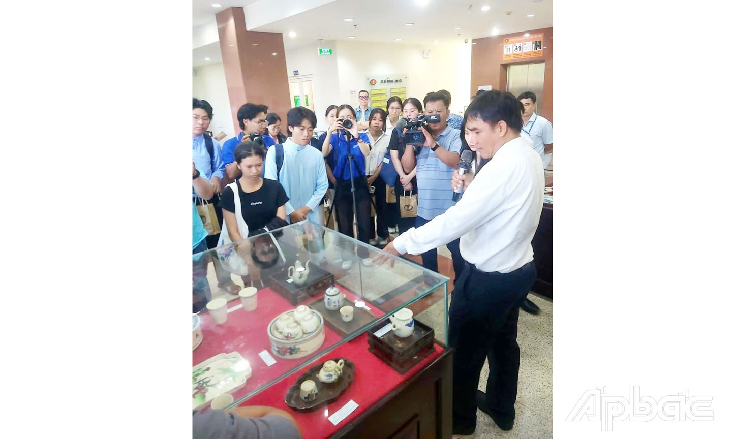 Anh Tuấn giới thiệu dòng gốm sinh hoạt của người Nam bộ xưa trong đợt trưng bày tại Trường Đại học Khoa học xã hội và Nhân văn TP. Hồ Chí Minh vào tháng 5 vừa qua.