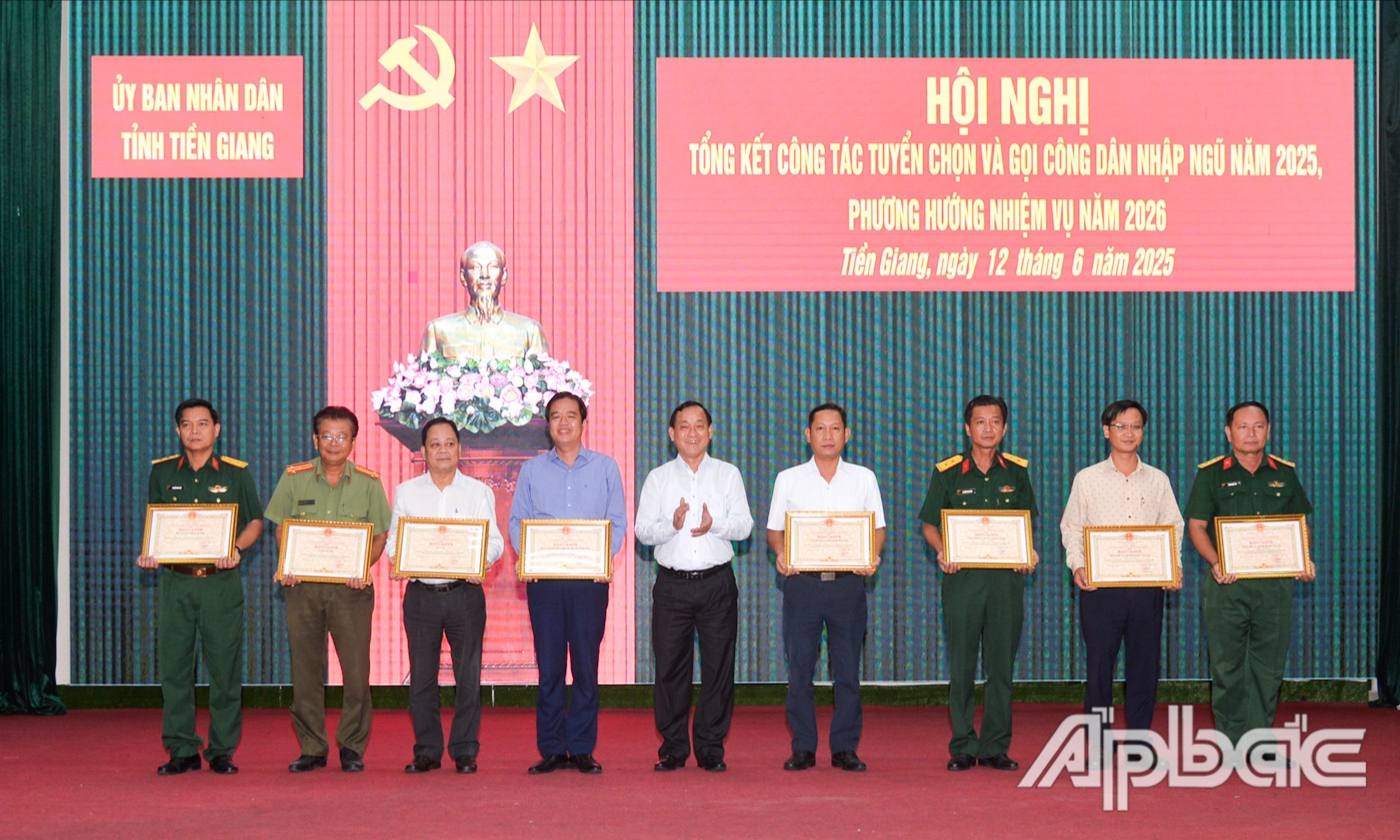 Đồng chí Nguyễn Văn Vĩnh trao tặng Bằng khen cho các tập thể có thành tích trong công tác tuyển chọn và gọi công dân nhập ngũ và thực hiện nghĩa vụ tham gia Công an nhân dân năm 2025 trên địa bàn tỉnh Tiền Giang.
