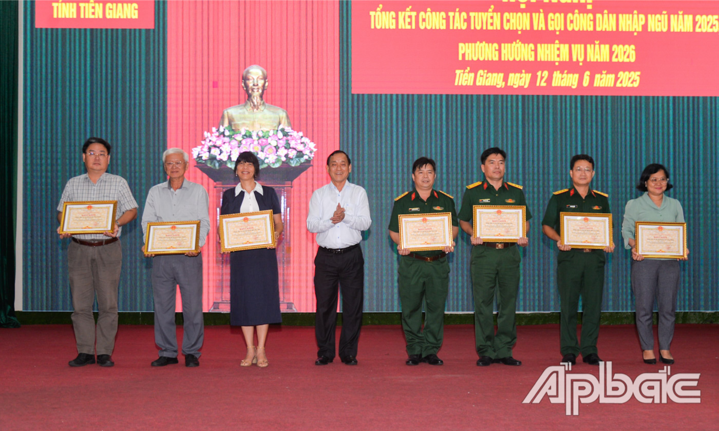 Đồng chí Nguyễn Văn Vĩnh trao tặng Bằng khen cho các tập thể có thành tích trong công tác tuyển chọn và gọi công dân nhập ngũ và thực hiện nghĩa vụ tham gia Công an nhân dân năm 2025 trên địa bàn tỉnh Tiền Giang.