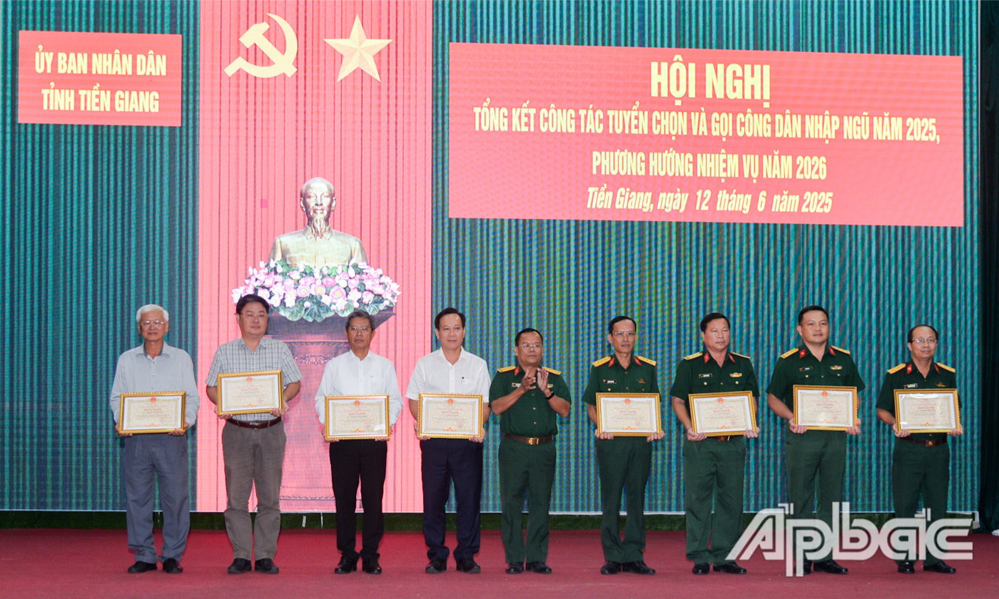 Đại tá Nguyễn Văn Quý, Phó Chỉ huy trưởng kiêm Tham mưu trưởng Bộ CHQS tỉnh Tiền Giang trao Bằng khen UBND tỉnh cho các cá nhân có thành tích trong công tác tuyển chọn và gọi công dân nhập ngũ và thực hiện nghĩa vụ tham gia Công an nhân dân năm 2025 trên địa bàn tỉnh Tiền Giang.