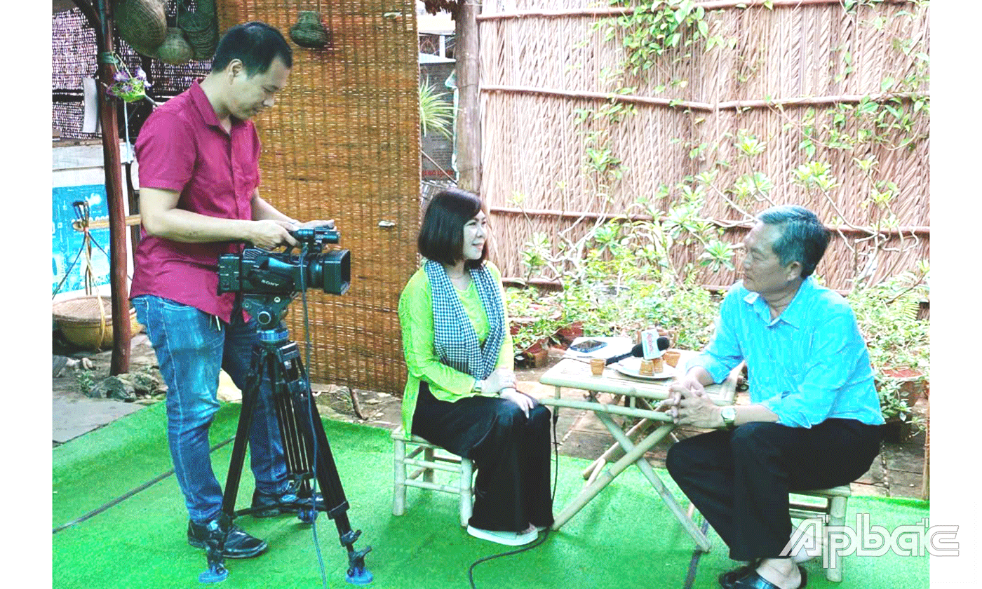 Phóng viên Báo Ấp Bắc tác nghiệp. Ảnh: THU HOÀI.