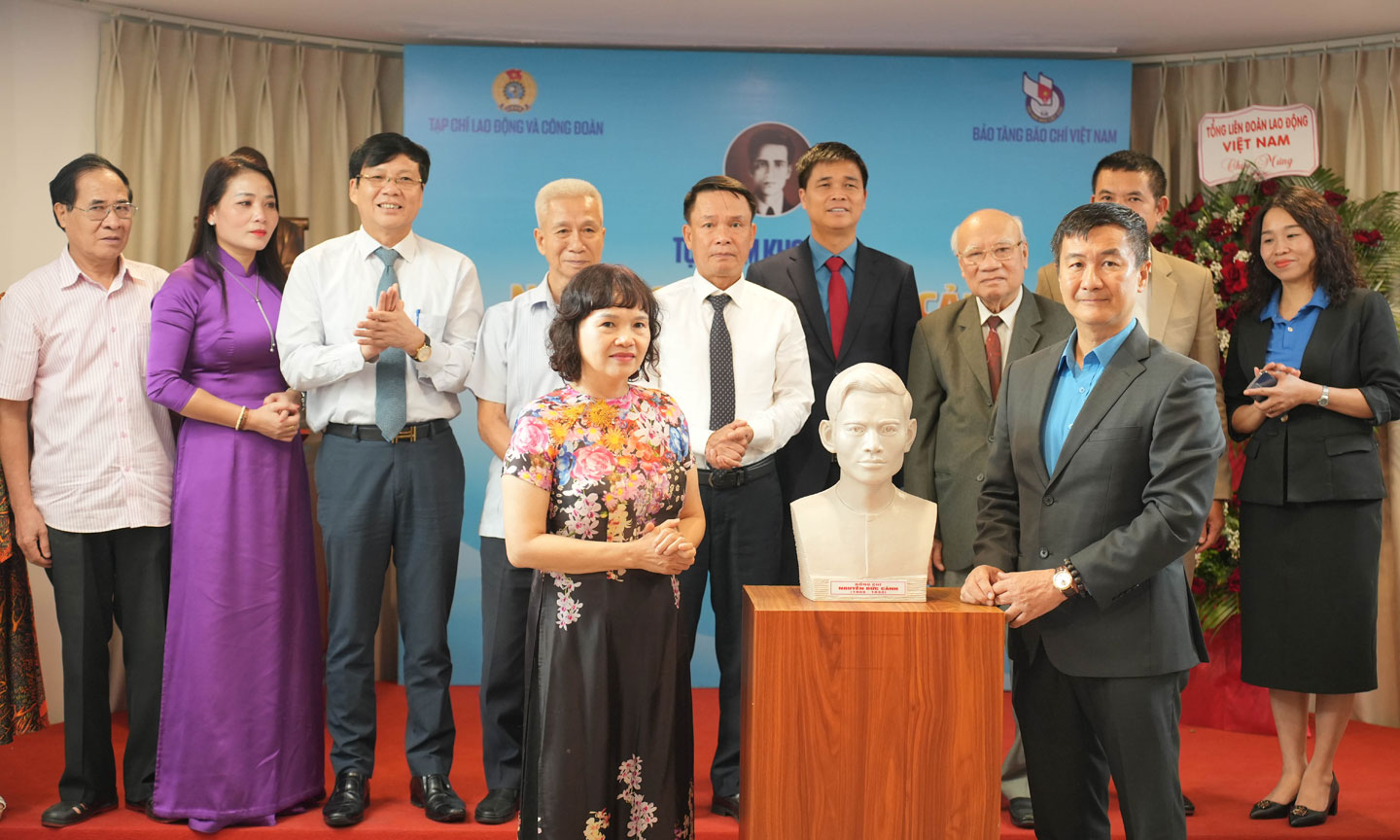 Tạp chí Lao động và Công đoàn trao tặng bức tượng bán thân của đồng chí Nguyễn Đức Cảnh cho cho Bảo tàng Báo chí Việt Nam.
