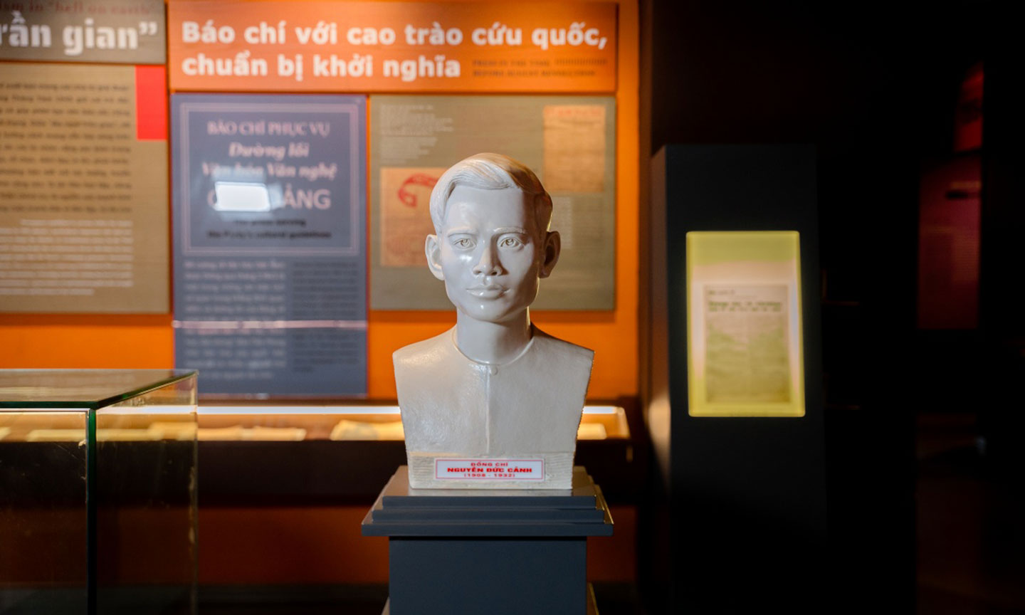 Tượng bán thân lãnh tụ Nguyễn Đức Cảnh được đặt trang trọng trong khu vực trưng bày báo chí giai đoạn 1925 - 1945 ở Bảo tàng Báo chí Việt Nam.