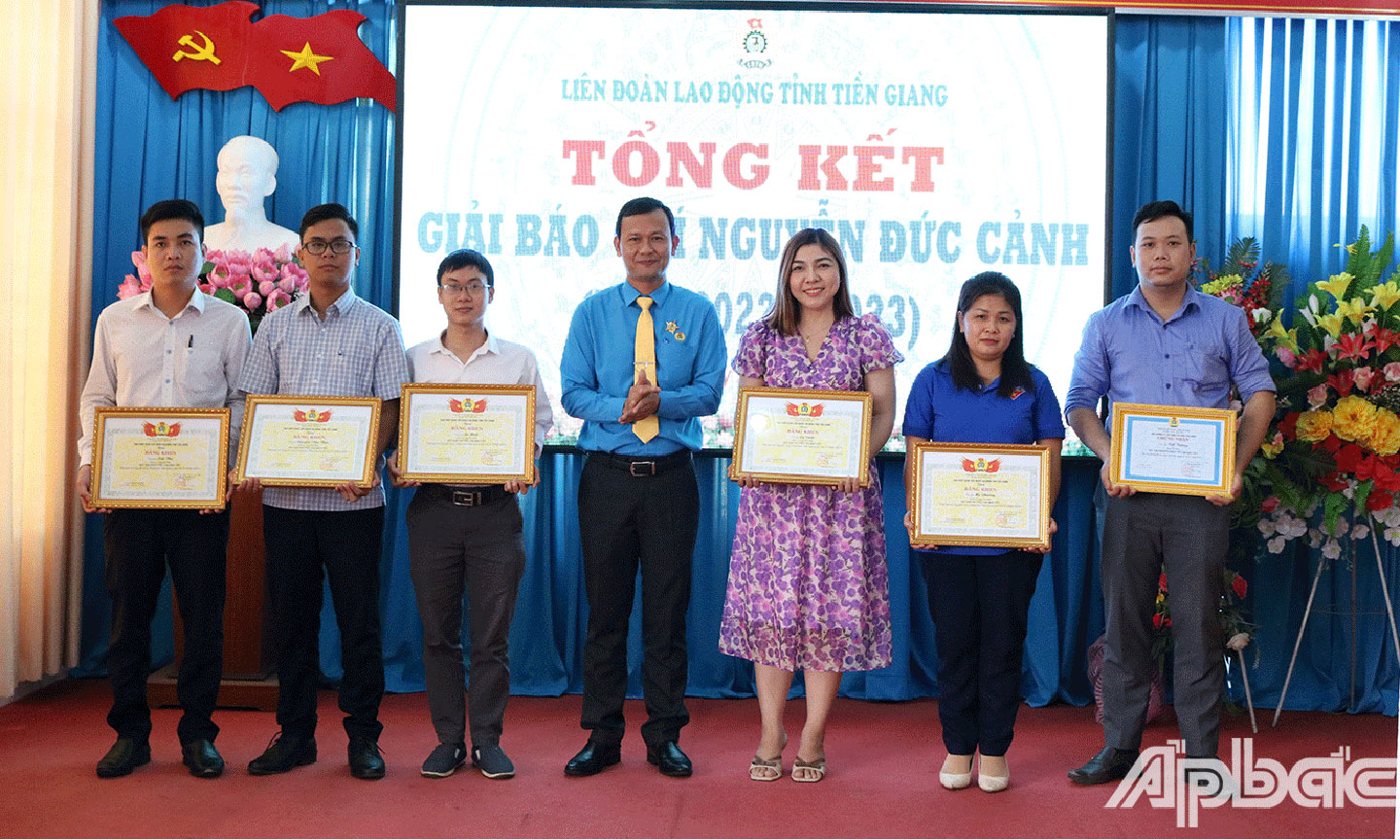Lãnh đạo Liên đoàn Lao động Tỉnh Tiền Giang trao Giải Báo chí Nguyễn Đức Cảnh lần thứ XI (2022 - 2023) cho các tác giả chuyên nghiệp đoạt giải thể loại báo viết.
