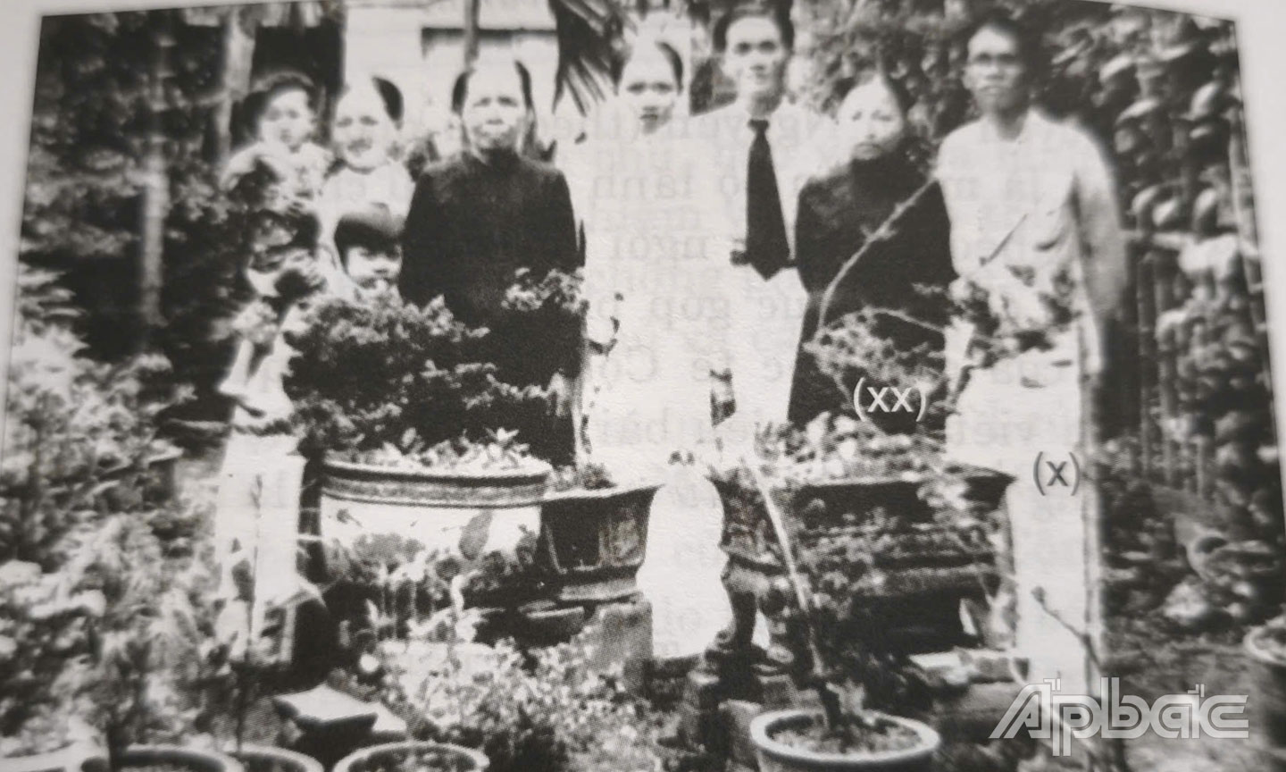 Lễ cưới của đồng chí Nguyễn Văn Nguyễn (x) được tổ chức tại gia đình ở huyện Chợ Gạo, tỉnh Mỹ Tho vào mùa xuân năm 1937.