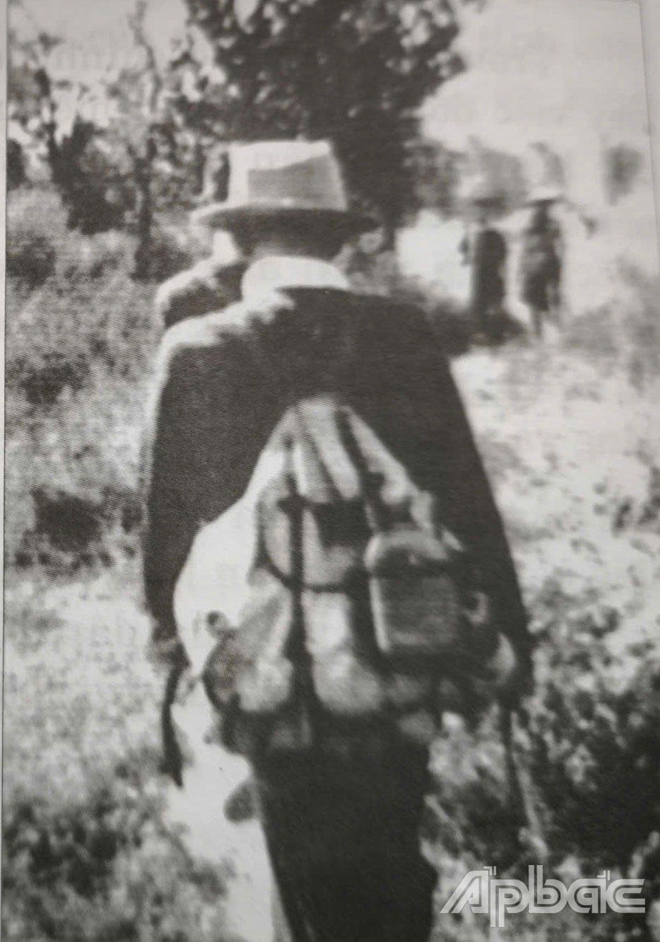 Đồng chí Nguyễn Văn Nguyễn mang ba lô lên đường ra Trung ương nhận công tác mới vào năm 1953.