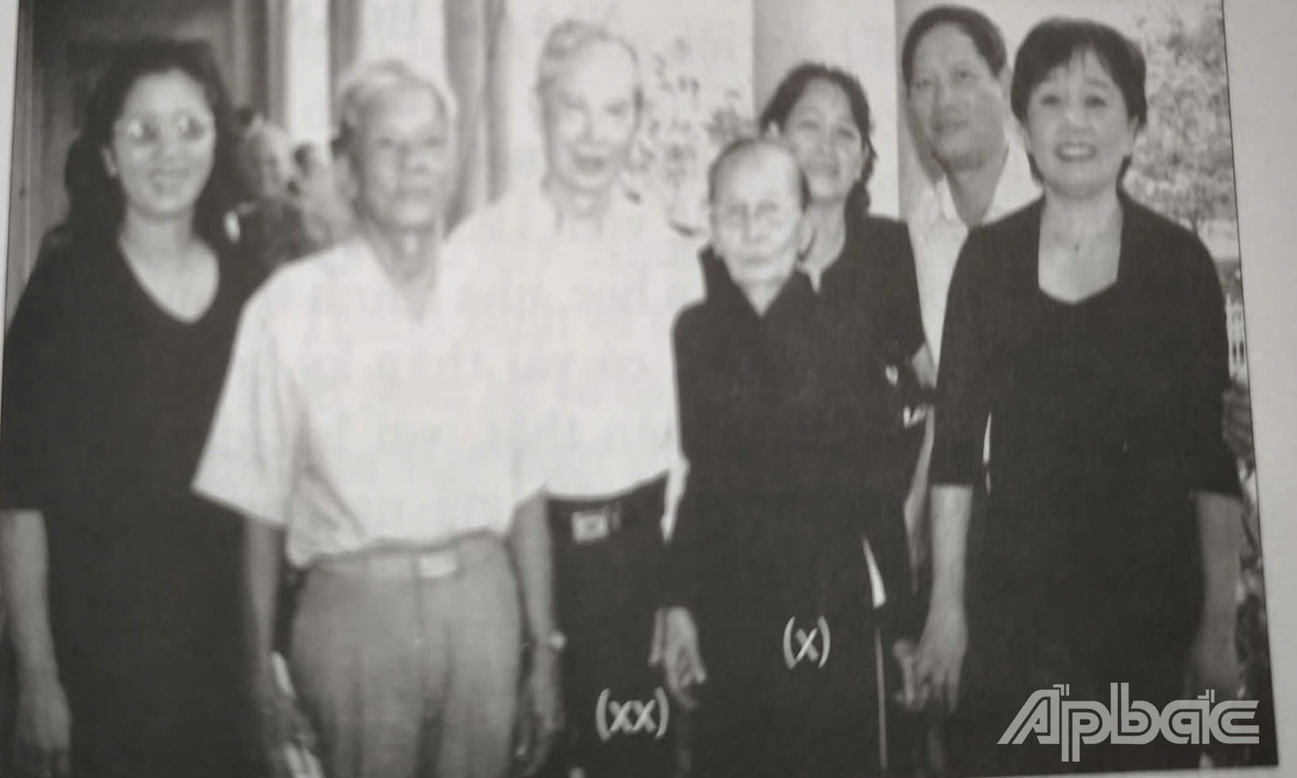 Các đồng chí, bạn bè, người thân tại Lễ tưởng niệm 50 năm ngày mất đồng chí Nguyễn Văn Nguyễn vào tháng 3-2003.