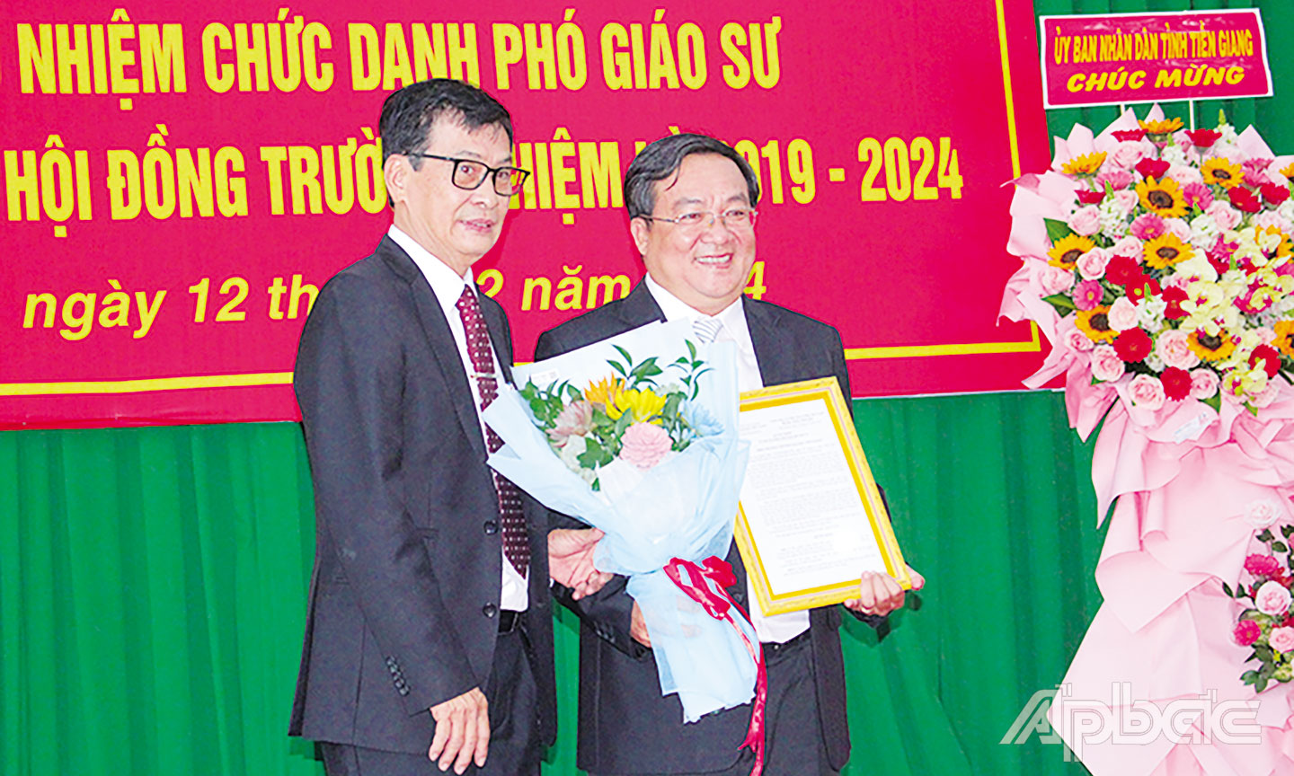 PGS.TS Võ Ngọc Hà, Hiệu trưởng Trường  Đại học Tiền Giang  chúc mừng PGS.TS  Lê Minh Tùng.