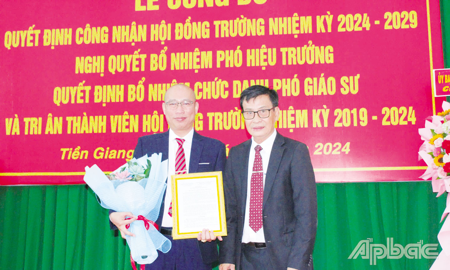  PGS.TS Võ Ngọc Hà, Hiệu trưởng Trường  Đại học Tiền Giang chúc mừng PGS.TS Nguyễn Ngọc Thắng.