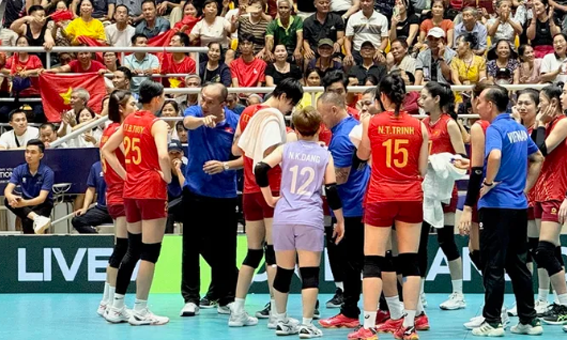 HLV Nguyễn Tuấn Kiệt vẫn có những điều chỉnh cầu thủ trong trận chung kết. Ảnh: MINH MINH