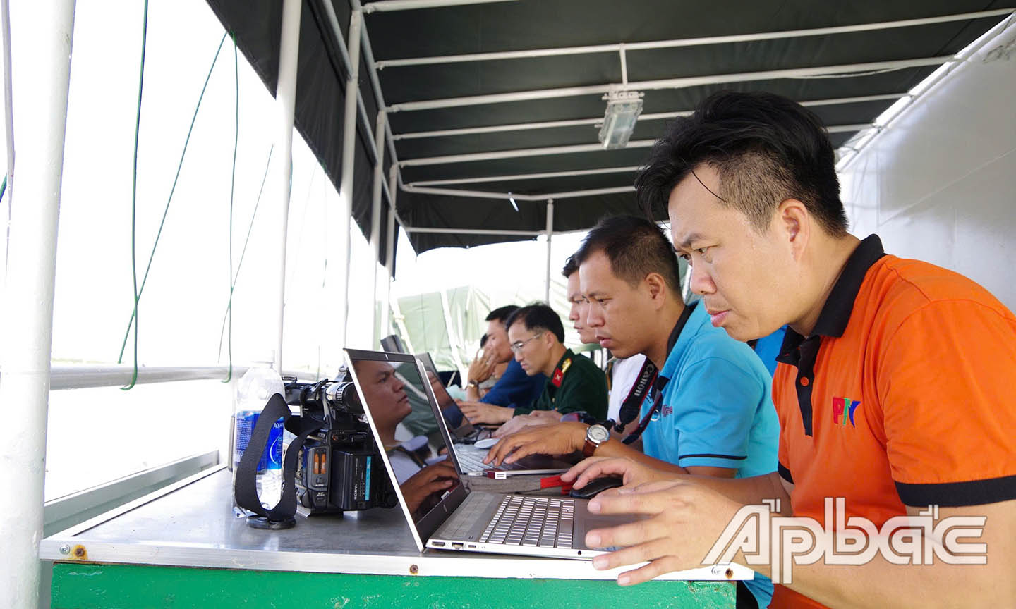 Phóng viên tranh thủ tác nghiệp ngay cabin tàu tranh thủ khi còn sóng viễn thông để gởi tin bài về đất liền.