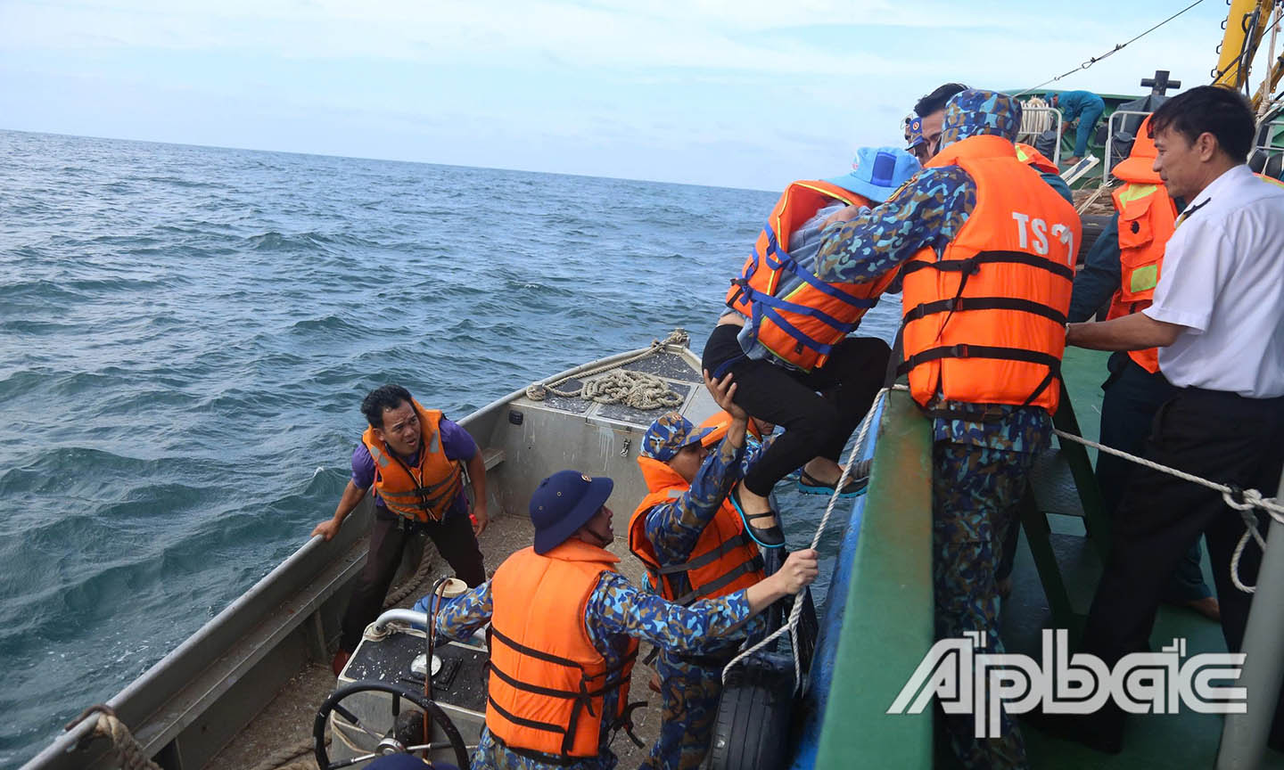 Phóng viên di chuyển bằng cano sang tàu khác để ghi lại hình ảnh cán bộ chiến sĩ đang làm nhiệm vụ cực Nam Tổ Quốc.
