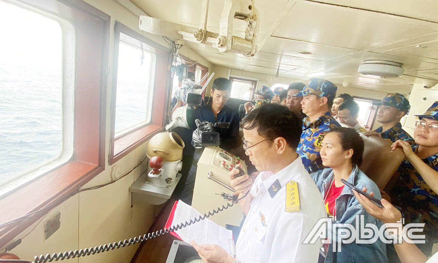 Vì sóng to gió lớn nên phóng viên và đoàn công tác chỉ có thể chúc Tết qua bộ đàm.