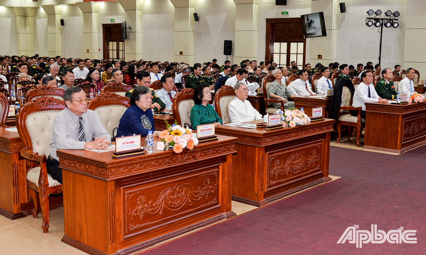 Đại biểu dự buổi họp mặt.