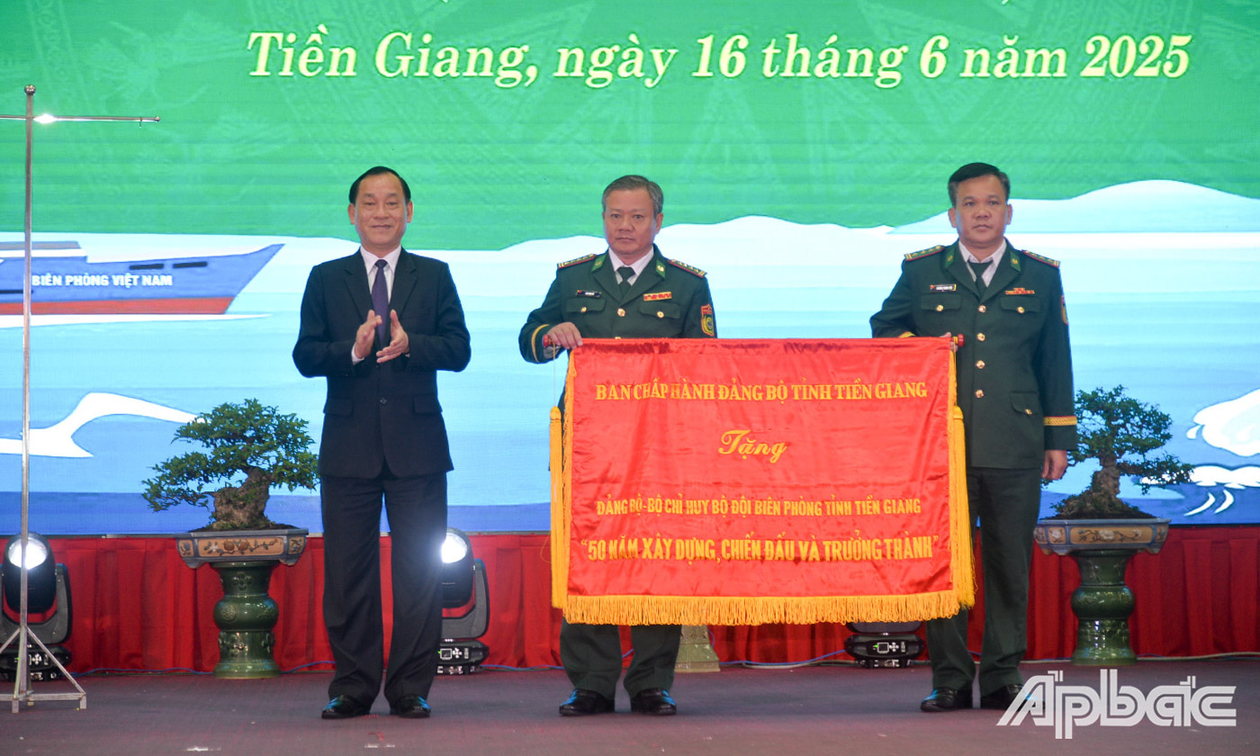 Đồng chí Nguyễn Văn Vĩnh trao Bức trướng của Ban Chấp hành Đảng bộ tỉnh Tiền Giang tặng Đảng bộ Bộ Chỉ huy BĐBP tỉnh.