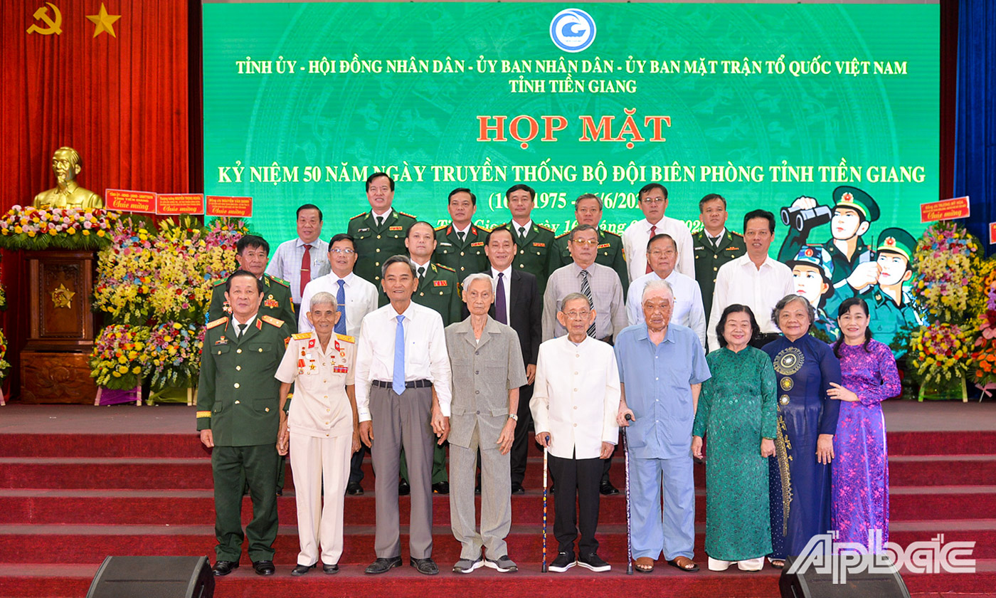 Đại biểu dự họp ảnh chụp ảnh lưu niệm.