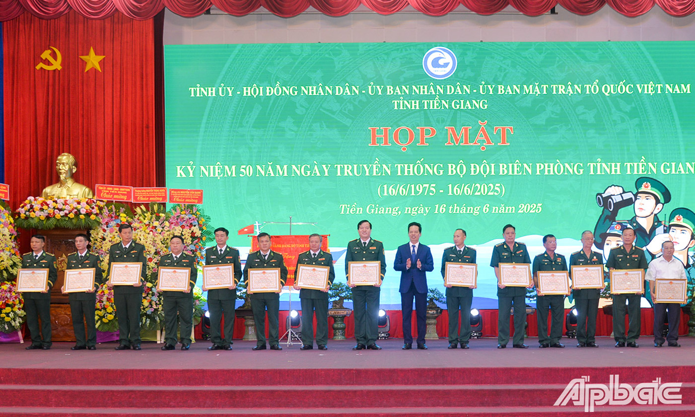 Đồng chí Nguyễn Văn Vĩnh trao Bằng khen của UBND tỉnh cho các tập thể có thành tích.