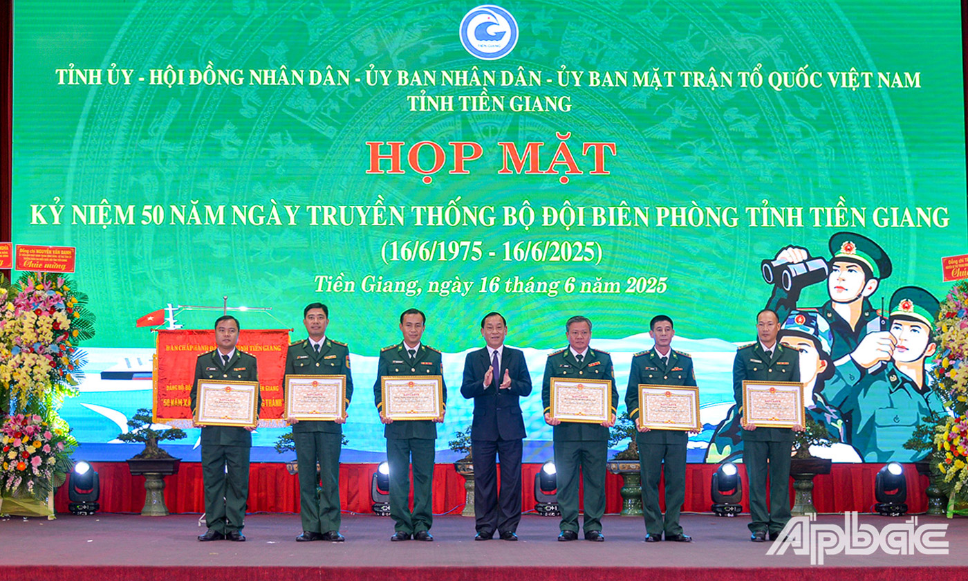 Đồng chí Nguyễn Văn Vĩnh trao Bằng khen của UBND tỉnh cho các tập thể có thành tích.