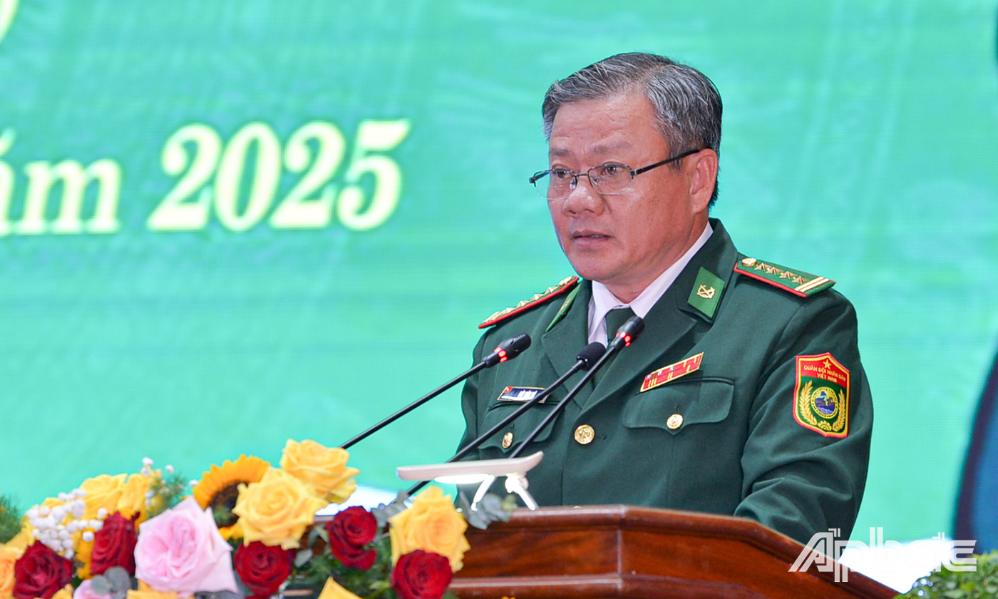 Đại tá Bùi Văn Vũ, Chính ủy BĐBP tỉnh đọc thư chúc mừng của Bộ trưởng Bộ Quốc phòng nhân dịp 50 năm Ngày truyền thống Bộ đội Biên phòng tỉnh Tiền Giang.