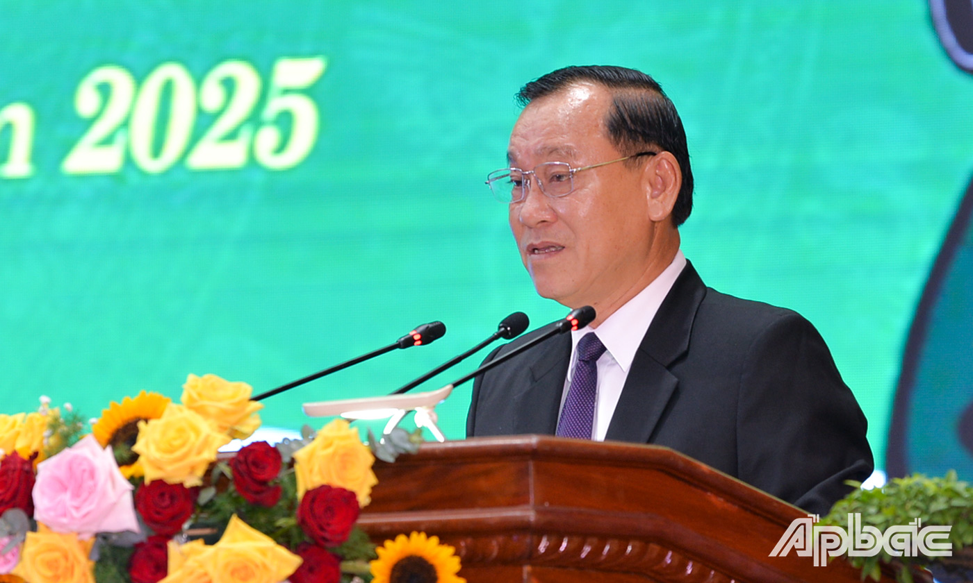 Đồng chí Nguyễn Văn Vĩnh phát biểu tại buổi họp mặt.