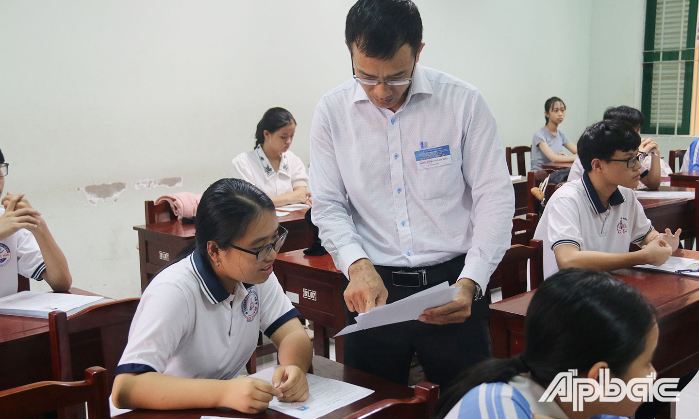 Thí sinh dự thi tuyển sinh lớp 10 năm học 2025 - 2026 tại điểm thi Trường THPT  Nguyễn Đình Chiểu (TP. Mỹ Tho). 