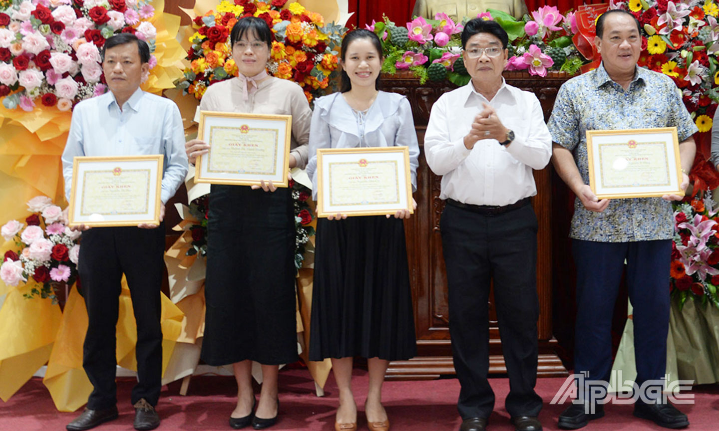 Đồng chí Văn Công Hùng trao tặng Giấy khen của Hội Nhà báo Việt Nam tỉnh Tiền Giang cho các hội viên có thành tích xuất sắc.