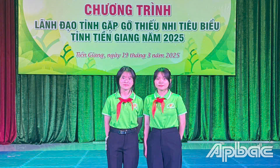 Em Ngọc (bìa trái) tại 