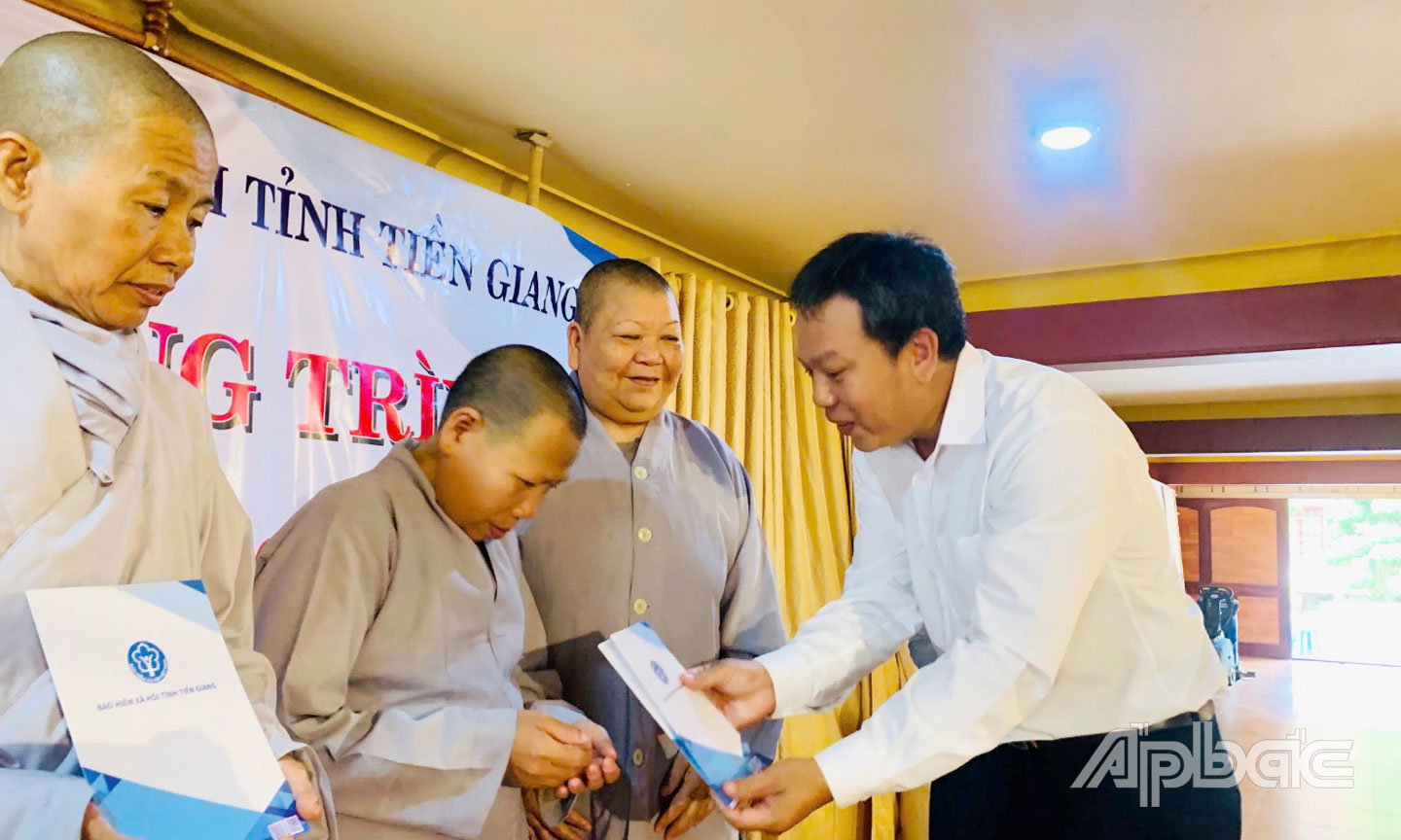 Những tấm thẻ BHYT được trao đi cho những người yếu thế để đảm bảo an sinh xã hội