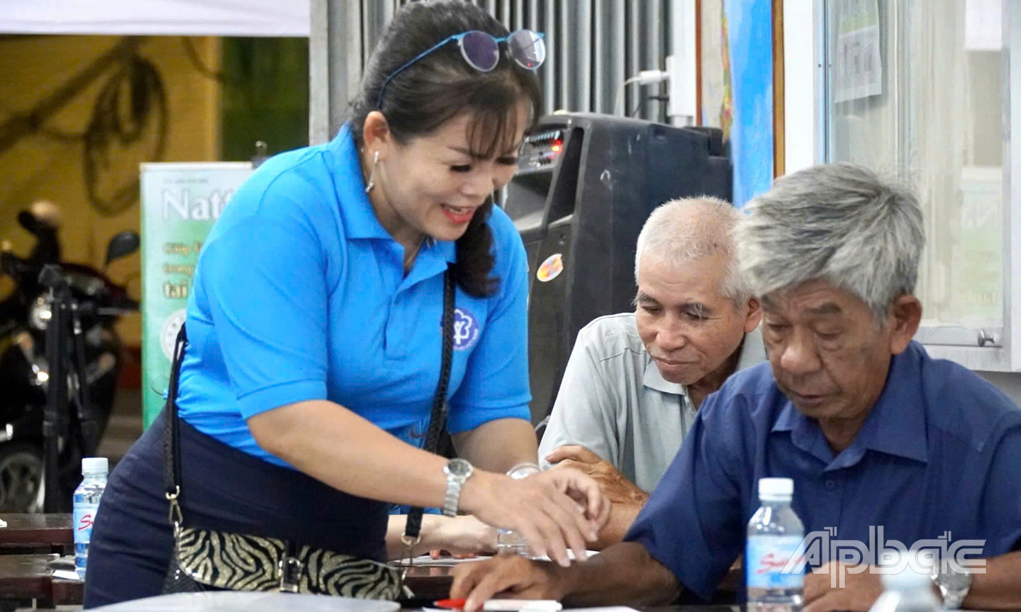 Viên chức ngành luôn tận tâm giải thích và hỗ trợ người tham gia.