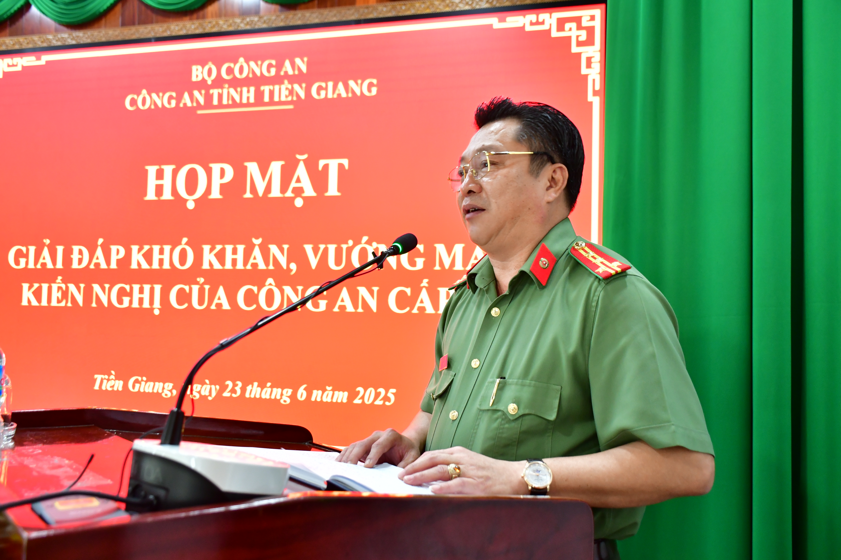 Đại tá Lâm Phước Nguyên, Bí thư Đảng ủy, Giám đốc Công an tỉnh phát biểu tại buổi họp mặt. Ảnh Đặng Thanh