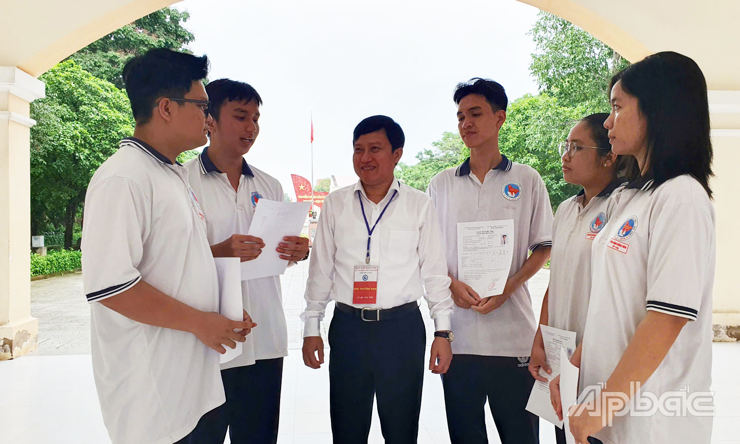 Tiến sĩ Lê Quang Trí động viên thí sinh.