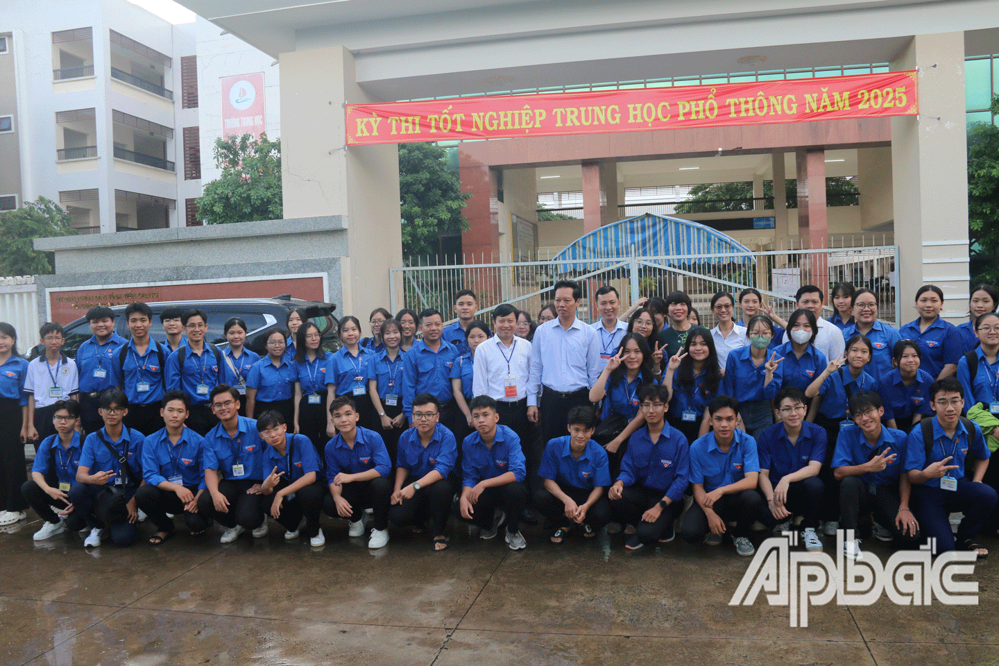 Lãnh đạo tỉnh Tiền Giang, ngành GD-ĐT, UBND TP. Mỹ Tho thăm động viên lực lượng tình nguyện tại điểm thi Trường THPT Chuyên Tiền Giang. 