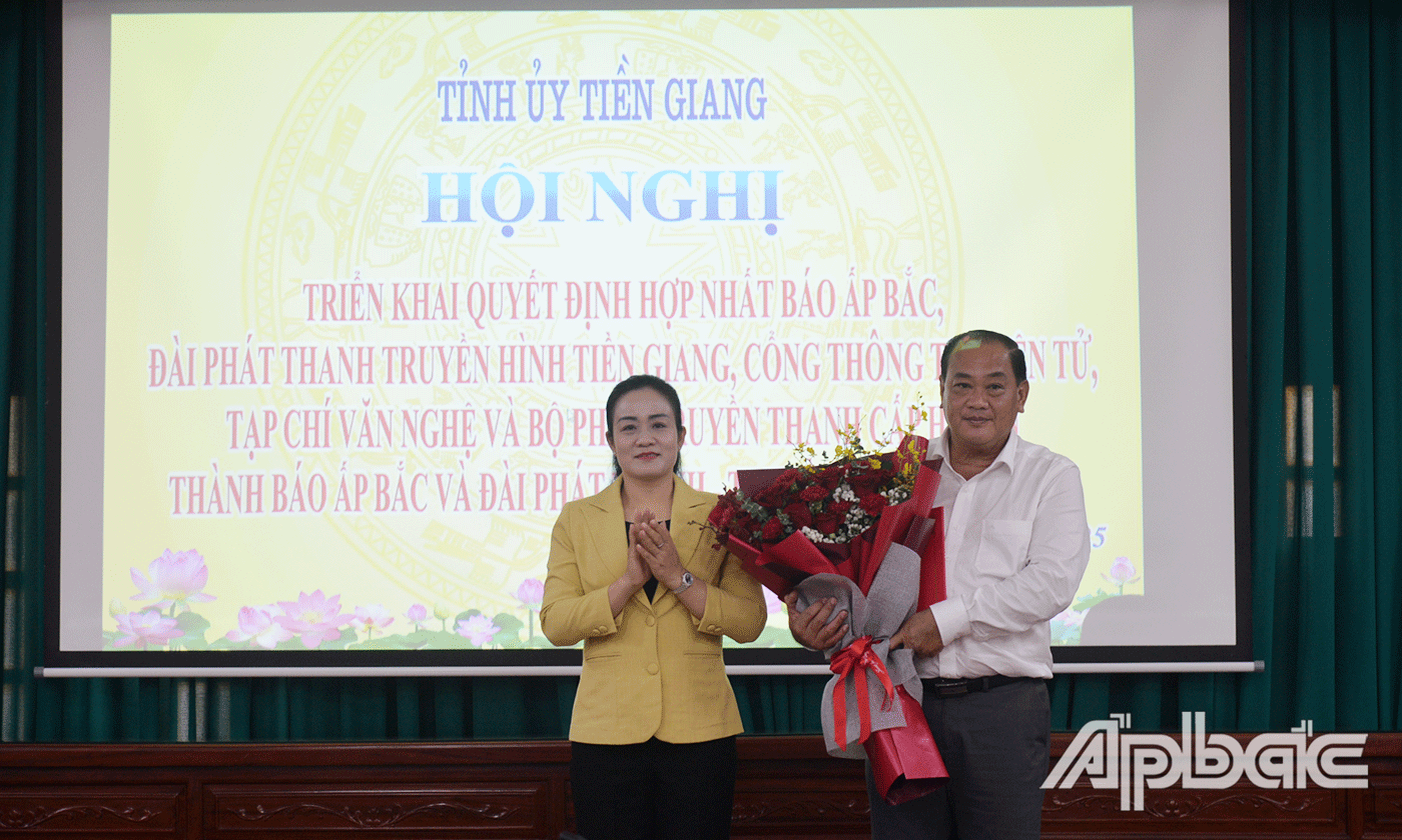 Đồng chí Nguyễn Hải Trâm trao Quyết định thành lập Báo Ấp Bắc và Đài Phát thanh - Truyền hình Tiền Giang.