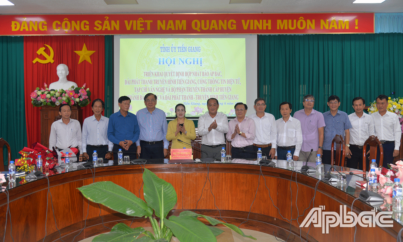 Đại biểu chụp ảnh lưu niệm.