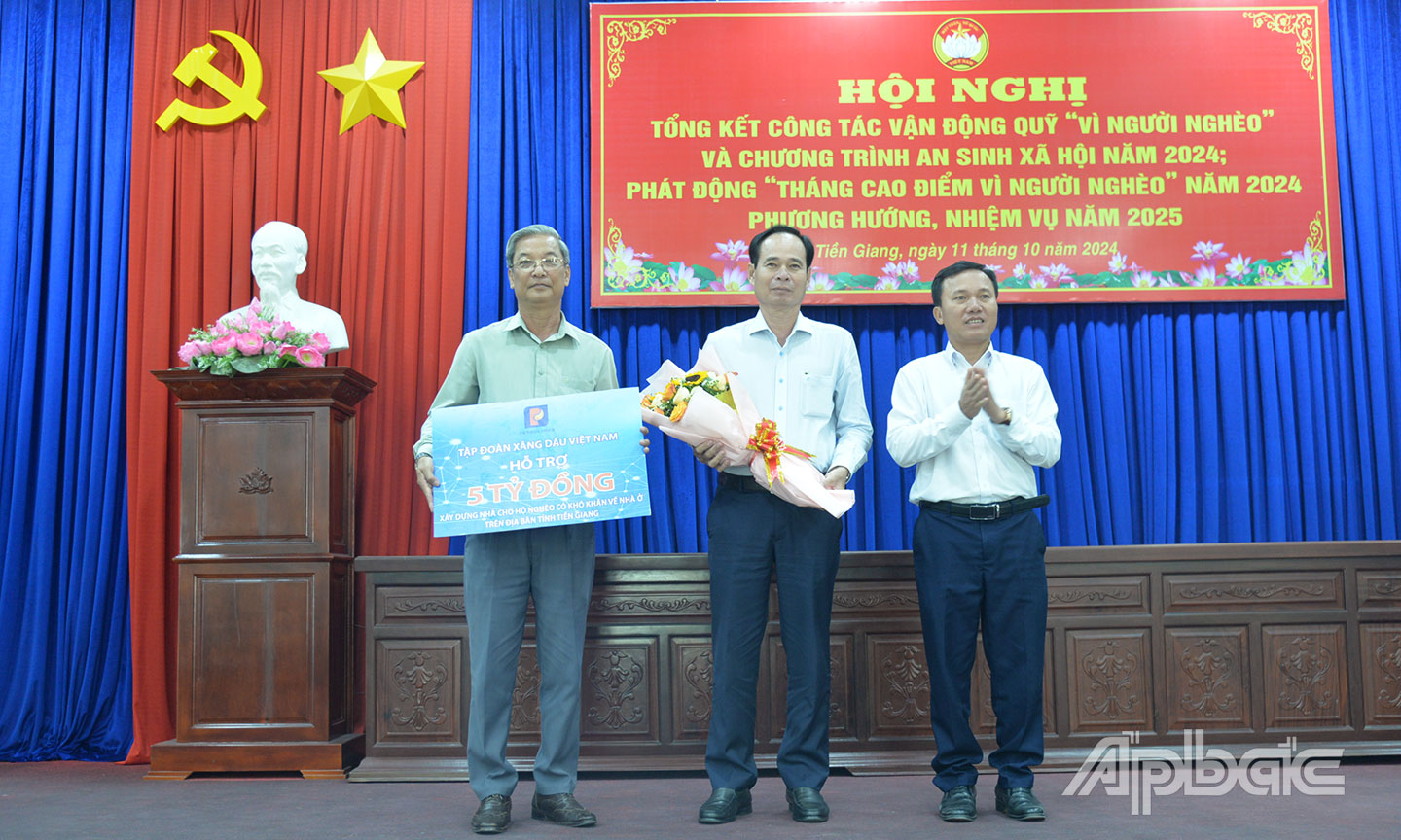 Nhiều tổ chức, doanh nghiệp chung tay đóng góp Quỹ “Vì người nghèo” tỉnh.