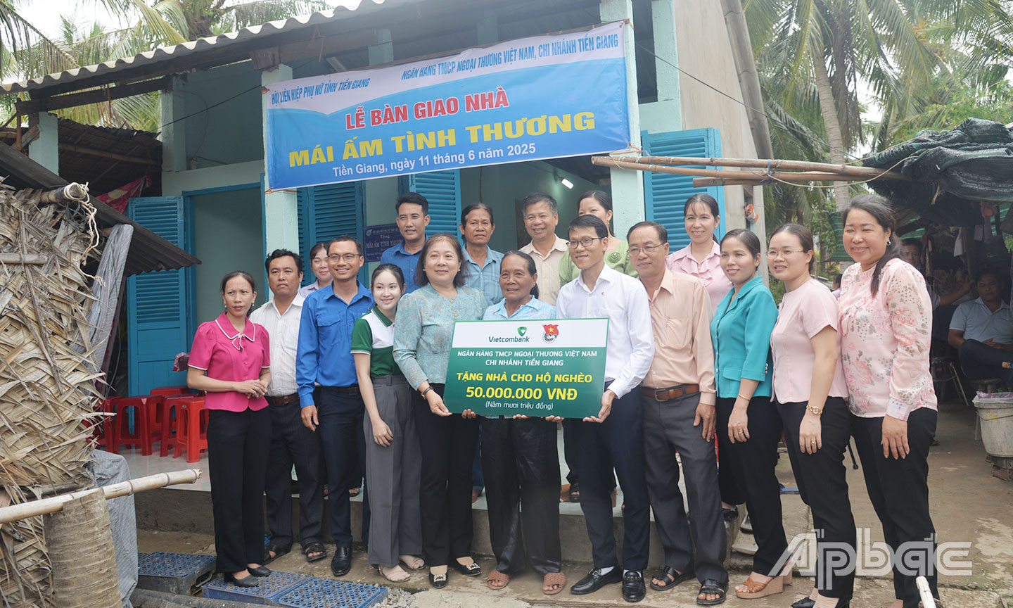 Hội LHPN tỉnh trao “Mái ấm tình thương” cho bà Nguyễn Thị Đỉnh.