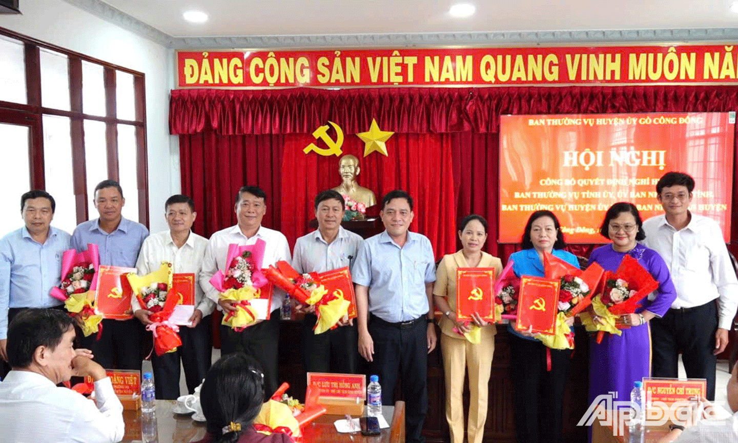 Đồng chí Ngô Huỳnh Quang Thái - Bí thư Huyện ủy và đồng chí Trần Công Việt - Phó Bí thư Thường trực Huyện ủy, Chủ tịch HĐND huyện đã trao quyết định và tặng hoa của Ban Thường vụ Huyện ủy, UBND huyện cho 7 đồng chí còn lại là lãnh đạo các phòng, ban, ngành huyện, xã và thị trấn.