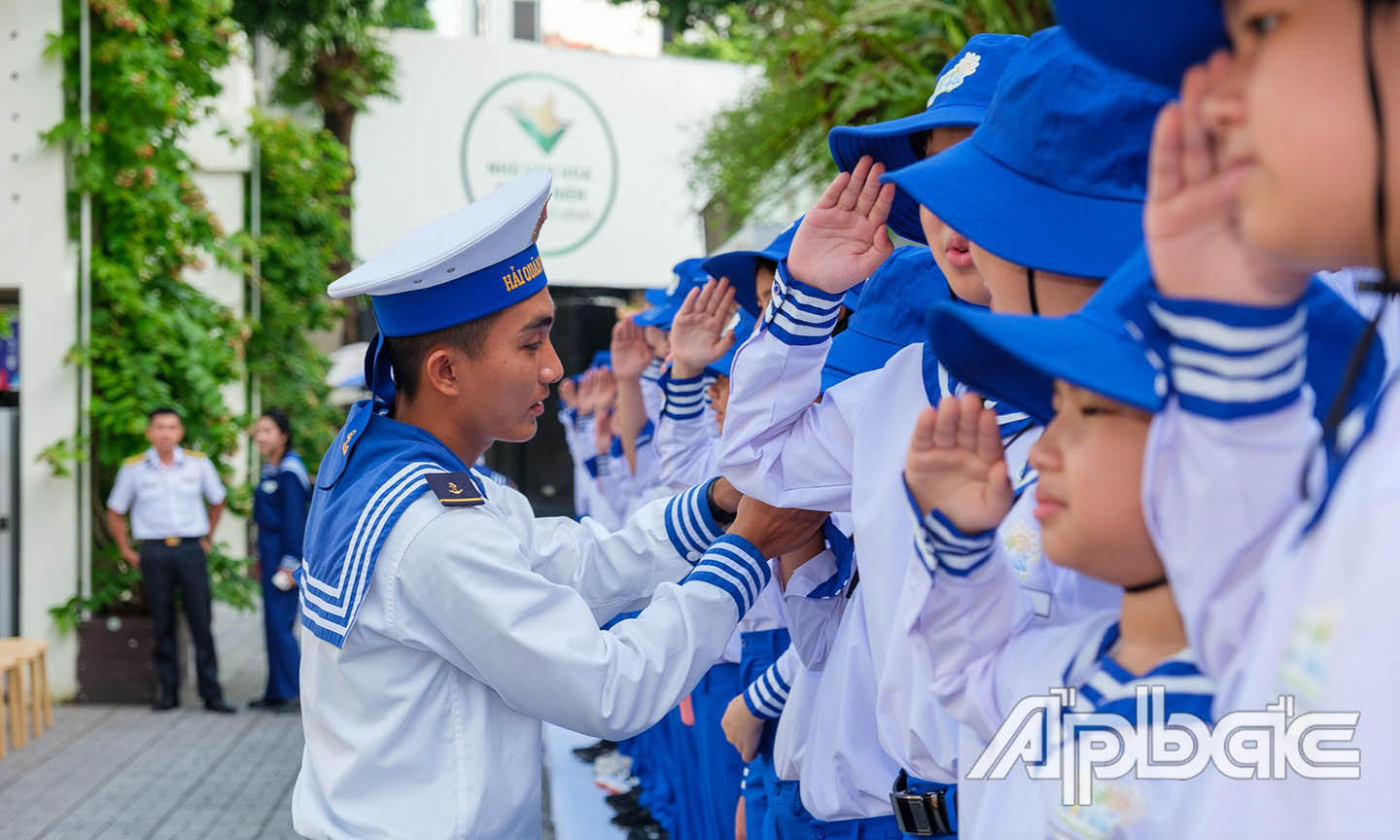 Chiến sĩ Nguyễn Phan Đức Hảo chỉ dạy động tác chào theo điều lệnh.