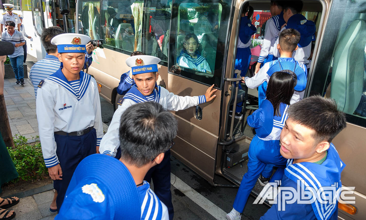 Học viên lên đường về đơn vị huấn luyện.