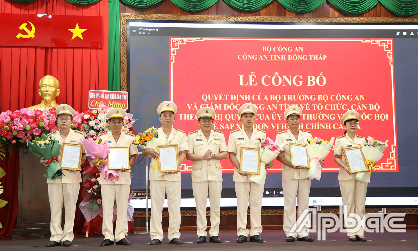 Triển khai các Quyết định cho các Phó Giám đốc.