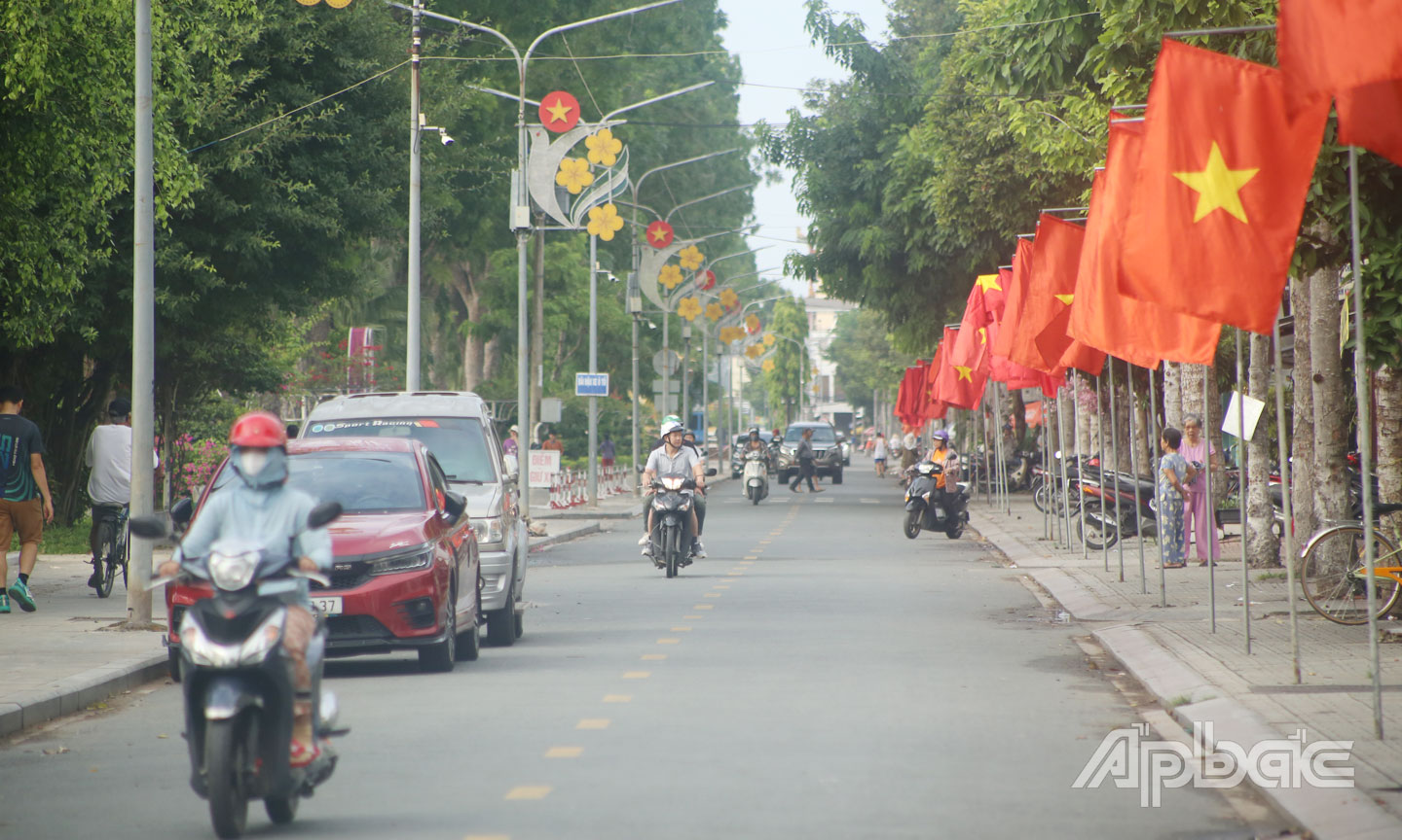 Cờ đỏ sao vàng tung bay khắp nơi hân hoan chào mừng sự kiện sáp nhập hai tỉnh. 