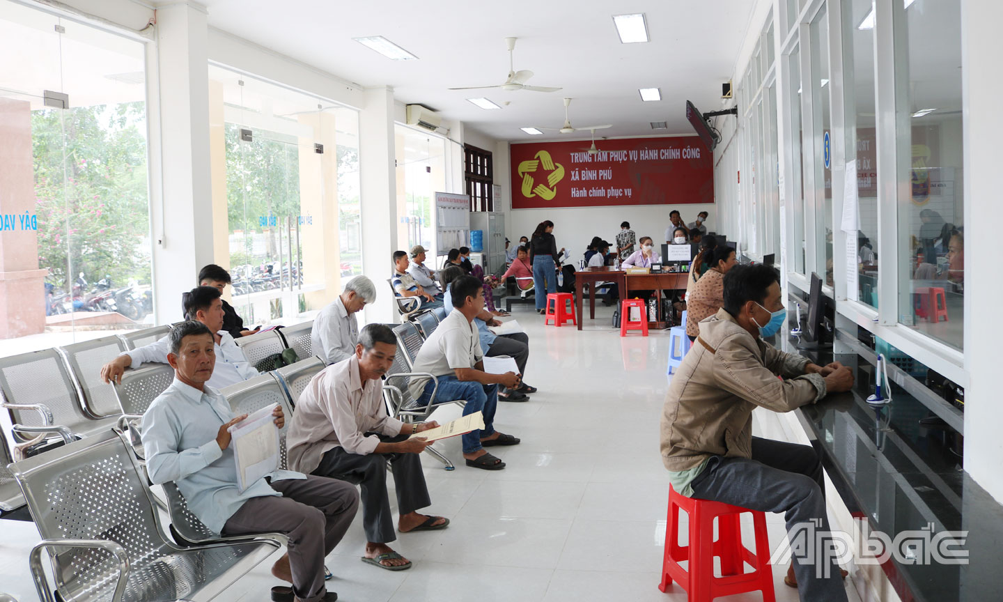 Trung tâm hành chính công xã Bình Phú vận hành thử nghiệm làm các thủ tục hành chính cho người dân. Ảnh: HỒNG LINH