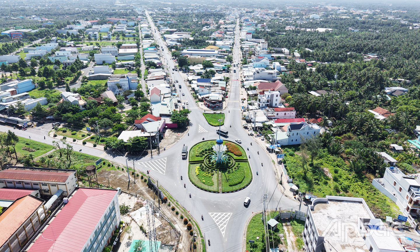 Xã Chợ Gạo tươi đẹp nhìn từ flycam,  với khu dân cư khang trang bên cạnh những khu vườn cây  ăn trái xanh rợp bóng mát.  Đây là một trong những địa phương chứng kiến  sự thay đổi lớn trong cơ cấu hành chính.