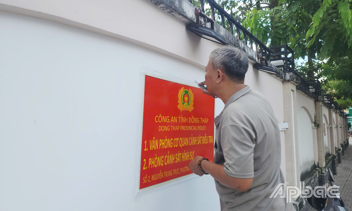 Những chuẩn bị  cuối cùng - lắp đặt  bảng tên mới tại  trụ sở 1 phòng của  Công an tỉnh Tiền Giang. Từng chi tiết nhỏ đều được chuẩn bị kỹ lưỡng để đảm bảo sự  chuyển đổi diễn ra  suôn sẻ.